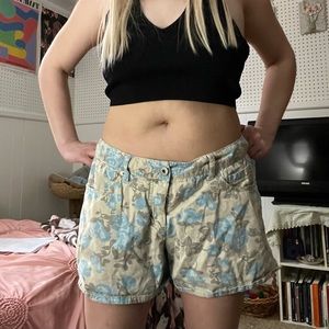 Pretty floral cargo shorts